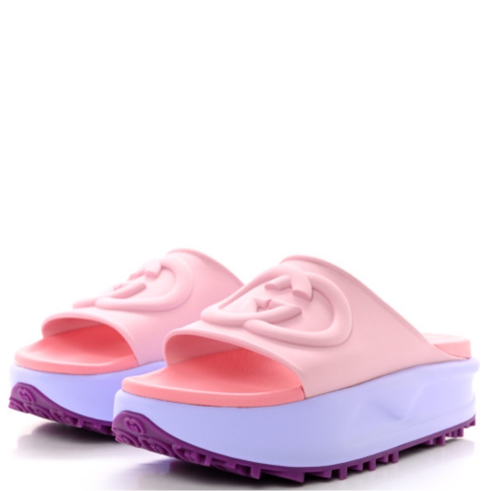 Adorable pink Gucci slides!
